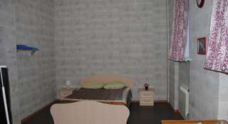 Гостиница 12 месяцев Новокузнецк Трехместный номер с основными удобствами и общей ванной комнатой-1