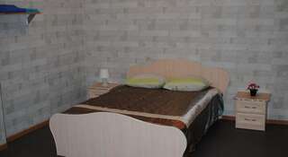 Гостиница 12 месяцев Новокузнецк Трехместный номер с основными удобствами и общей ванной комнатой-3