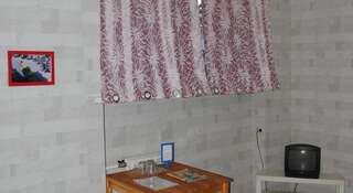 Гостиница 12 месяцев Новокузнецк Трехместный номер с основными удобствами и общей ванной комнатой-4